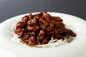 牛肉の細切り甘味噌炒め